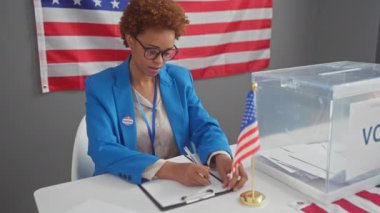 Şaşırmış Afro-Amerikan kadın, çekici bir hükümet adayı, ağzı açık inançsız ve şaşırmış, seçmen koleji sonuçlarından korkmuş ama heyecanlı.