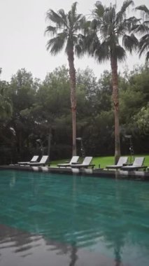 Etrafı palmiye ağaçlarıyla çevrili lüks bir tatil köyü ve dinlenme ve sükunet dolu dinlenme yerleri..