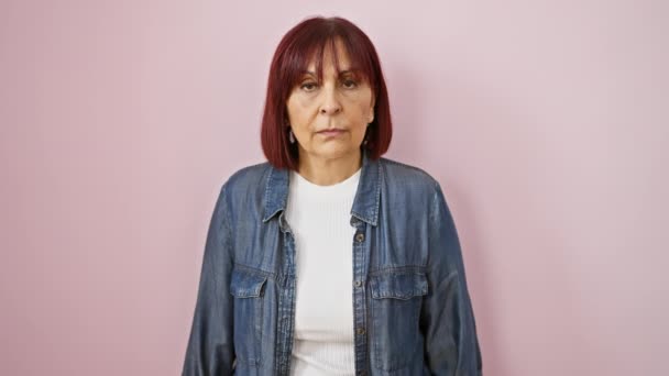 Medelålders Latinamerikanska Kvinna Chockad Och Rädd Står Förvåning Över Rosa — Stockvideo