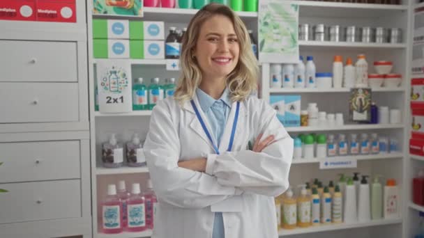 Joven Farmacéutica Confiada Sonriendo Una Farmacia Con Los Brazos Cruzados — Vídeo de stock
