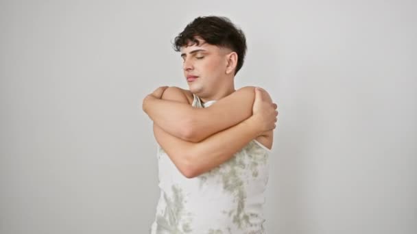 Rozkošný Mladý Muž Vyzařující Sebelásku Objímající Stojící Tričku Bez Rukávů — Stock video