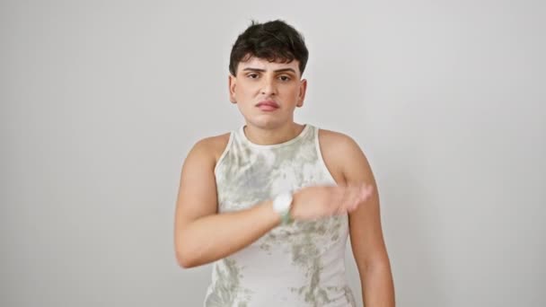Jovem Irritado Camiseta Sem Mangas Isolado Fundo Branco Cortando Garganta — Vídeo de Stock