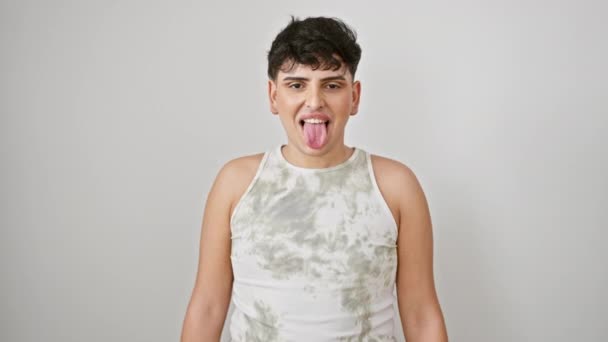 Snygg Ung Homosexuell Man Med Ärmlös Shirt Som Sticker Tungan — Stockvideo