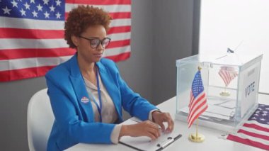 Neşeli Afro-Amerikan kadın hükümet adayı, ışıl ışıl gülümseyen, kendine güvenen sembol, seçmen kolejindeki başarıyı somutlaştıran.