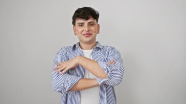 Genç, mutlu, çizgili gömlek giyen, kendine güvenen, kollarını kavuşturmuş, pozitif enerji saçan, gülümseyen, gerçek bir mutluluk ve başarı ifadesi beyaz arka planda izole edilmiş..