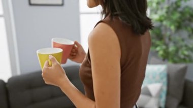 Irklar arası bir çift, sıcak oturma odalarında kahveyle keyifli bir anı paylaşıyor..