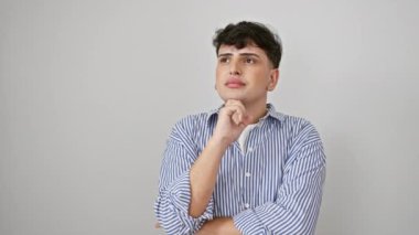 Çizgili tişörtlü genç adam, el üstünde, aptalca bir hata fark ediyor. Bellek hatası anı, beyaz arkaplanda yalıtılmış duruyor