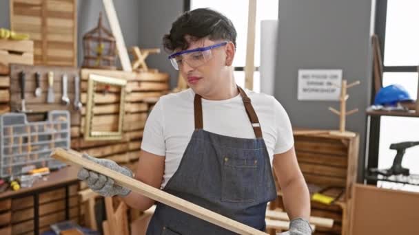 Jovem Óculos Segurança Inspeciona Madeira Uma Oficina Carpintaria Bem Organizada — Vídeo de Stock