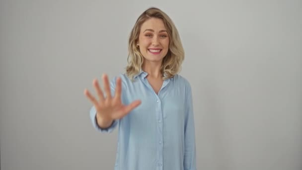 셔츠에 매력적인 금발의 자신감으로 손가락으로 배경에 즐겁게 — 비디오