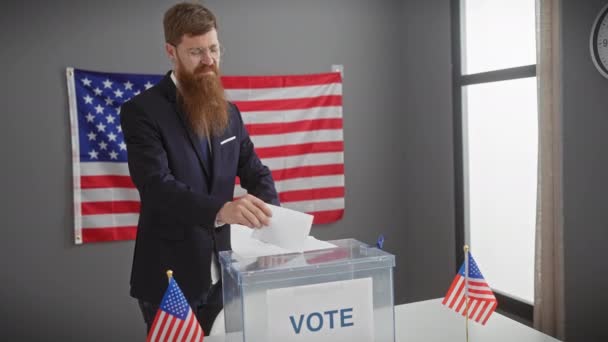 Бородатий Молодий Чоловік Костюмі Відкидає Свій Голос Американській Виборчій Дільниці — стокове відео