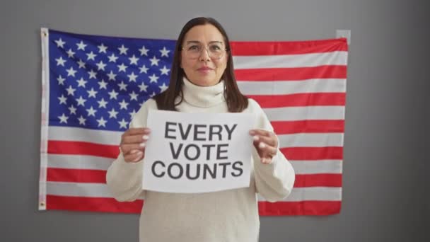 Mujer Sonriente Sosteniendo Letrero Cada Voto Cuenta Ante Bandera Americana — Vídeos de Stock