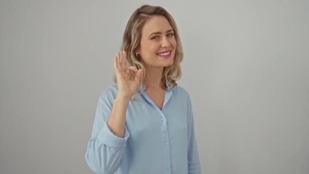 Wesoła Młoda Blondynka Ubrana Koszulę Stojąca Pod Białą Ścianą Pokazująca — Wideo stockowe