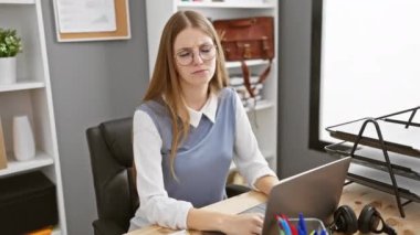 Sinirli genç sarışın iş adamı şüpheci, onaylanmayan yüz ifadesi, kollarını kavuşturma - ofiste negatif kişi, huysuz bir yaşam tarzından şüphe ediyor ve rahatsız..