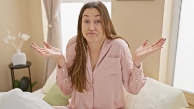 Mavi gözlü genç bir kadın, yatağında otururken yatak odasından bağırıyor, eli yüksek bir çığlık içinde ağzına doğru uçuyor. Pijamalarını giy, iletişim çıldırdı.!