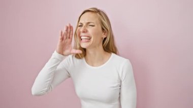 Öfkeli genç bir kadın yüksek sesle bağırıyordu. Vahşi bir sarışın ayakta duruyordu. Ağzını açıp çılgınca bir çığlık atıyordu. Pembe bir arka planda izole edilmiş, iletişim kötü gitmiş..