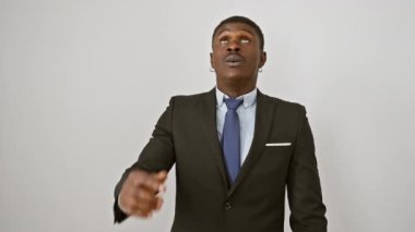 Tüh! Hüsrana uğramış, takım elbiseli Afro-Amerikan bir adam, el pençe divan duruyor. izole edilmiş beyaz arkaplanda hata olduğuna pişman. hafıza kaybı veya iş krizi kavramı.