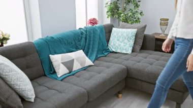 Kafkasyalı genç bir kadın, temiz ve modern bir apartman dairesinde stresli hissediyor..