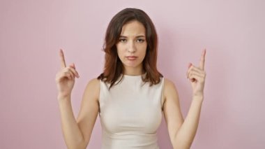 Üzgün, pembe kolsuz tişörtlü, üzgün bir genç kadın. Üzüntüsünü dışa vuruyor.