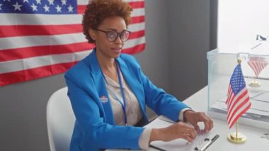 Neşeli Afro-Amerikan kadın hükümet adayı, gülümseyen, sevinçle ışıldayan, parmaklarıyla gözünün içine ok işareti gösteren - bize güvenen seçmen koleji içişleri.