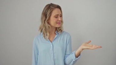 Sarışın bomba şaşırdı! Gömlekli genç bir kadın, özgüvenle sunuyor, işaret ediyor ve gülümsüyor..