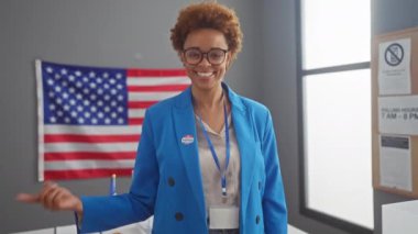 Afro-Amerikalı kadın gururla bir oy kullanma merkezindeki 