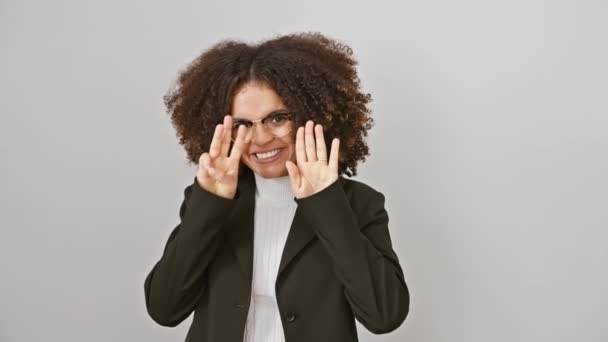 Joyful Hispanic Woman Curly Hair Showcasing Number Eight Smiling Pointing — стоковое видео