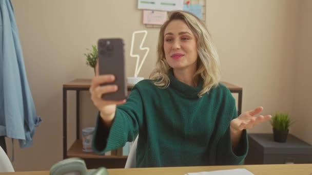 Eine Lächelnde Junge Kaukasierin Grünen Pullover Macht Ein Selfie Mit — Stockvideo