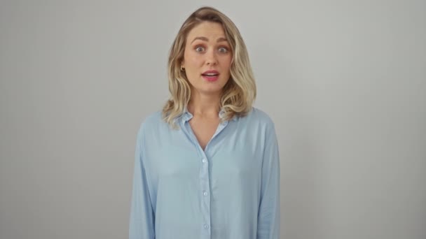 Zabawna Blondynka Stojąca Ubrana Koszulę Nadęta Policzkami Szalonym Wyrazie Twarzy — Wideo stockowe