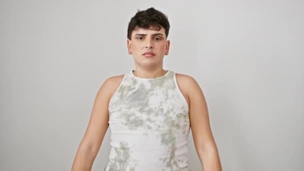 Junger Mann Ärmellosen Shirt Mit Gedrückten Fingern Negativer Ausdruck Isoliert — Stockvideo