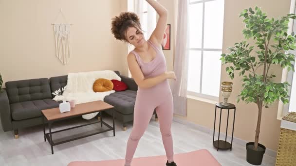 一个年轻的惊慌失措的女人在她舒适的客厅里做着家庭锻炼 表现出她的单纯和健康 — 图库视频影像