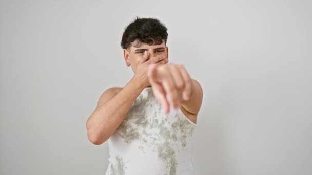 Cheeky Ung Man Ärmlös Shirt Skrattar Och Pekar Dig Hand — Stockvideo