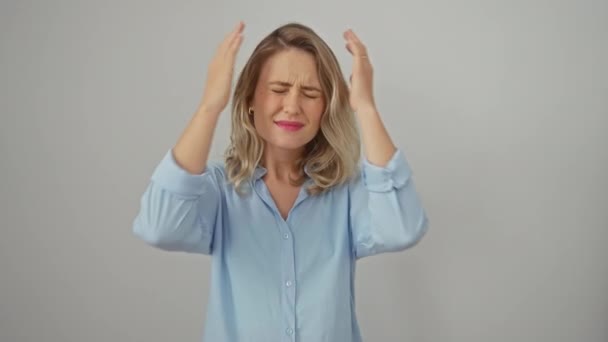 Przygnębiona Młoda Blondynka Koszuli Cierpiąca Powodu Silnego Bólu Głowy Stojąca — Wideo stockowe