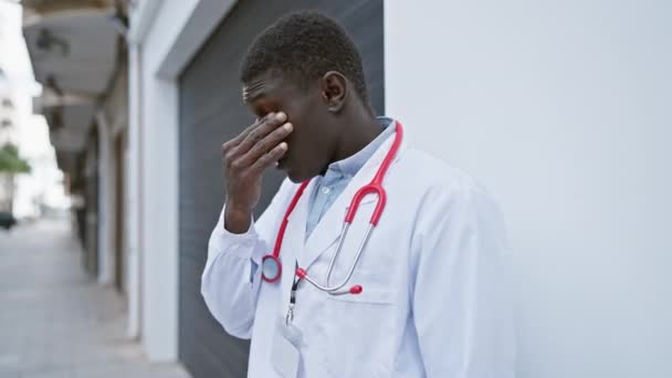 Unavený Africký Lékař Bílém Plášti Ulici Města Rukou Čele — Stock video