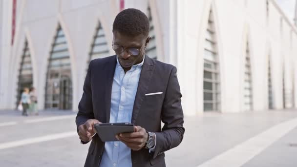 Uomo Affari Africano Utilizzando Tablet All Aperto Città Controlla Guardare — Video Stock