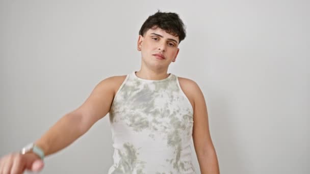 Θυμωμένος Νεαρός Άνδρας Αμάνικο Μπλουζάκι Που Δείχνει Αρνητικούς Αντίχειρες Προς — Αρχείο Βίντεο