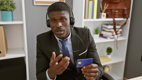 Kulaklık Takıp Kredi Kartı Tutan Afrikalı Amerikalı Bir Adam Müşteri — Stok video