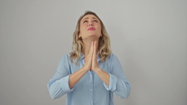 Blondynka Koszuli Błagająca Żarliwie Wyrażająca Nadzieję Desperację Trzymająca Się Razem — Wideo stockowe