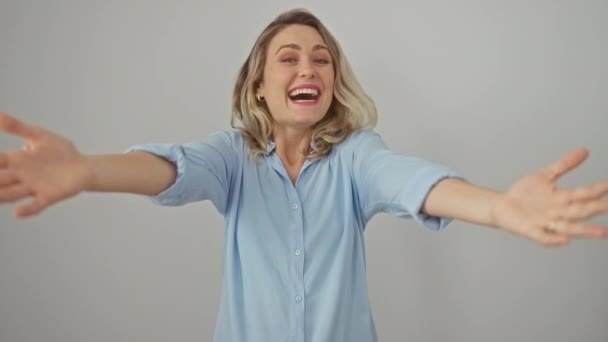 Vreugdevolle Jonge Blonde Vrouw Die Een Shirt Maakt Armen Wijd — Stockvideo