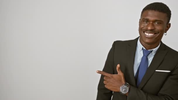 Веселый Африканский Американец Костюме Стоя Указывая Вверх Естественной Улыбкой Белом — стоковое видео