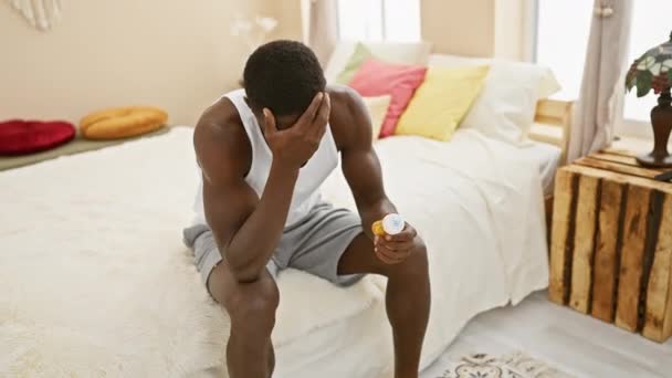 一个体贴的男人在卧室里拿着药 在家里思量着健康和医疗保健 — 图库视频影像