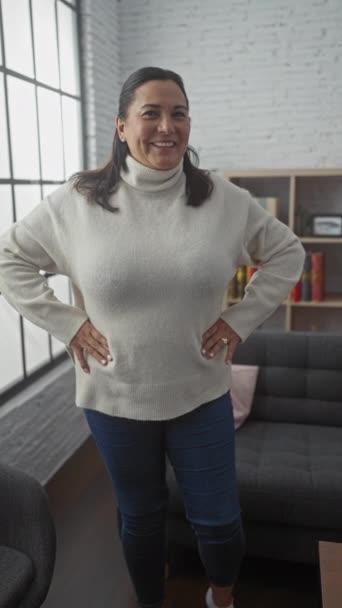 Una Mujer Hispana Madura Sonriente Suéter Blanco Posando Casa Reflejando — Vídeo de stock