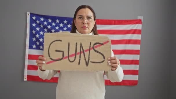 Egy Komoly Egy Fegyver Táblát Tart Egy Amerikai Zászló Előtt — Stock videók