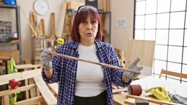 Dojrzała Kobieta Bada Drewno Warsztacie Wskazując Umiejętności Rzemieślnicze Środowisko Pracy — Wideo stockowe