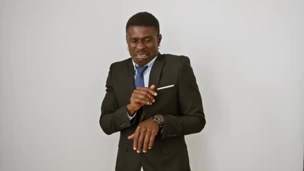 Znechucený Africký Američan Rozzuřeným Výrazem Obleku Ruce Zvednuté Negativní Reakci — Stock video