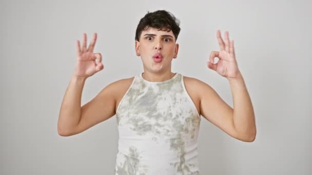 Şaşırt Korkut Kolsuz Tişörtlü Genç Adam Tamam Onay Sembolüyle Sersemlemiş — Stok video