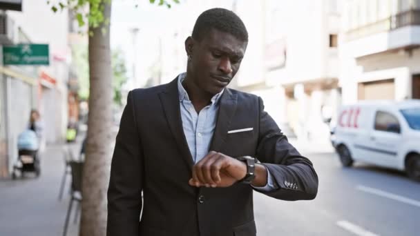 Hombre Africano Confiado Traje Revisando Reloj Una Concurrida Calle Ciudad — Vídeo de stock