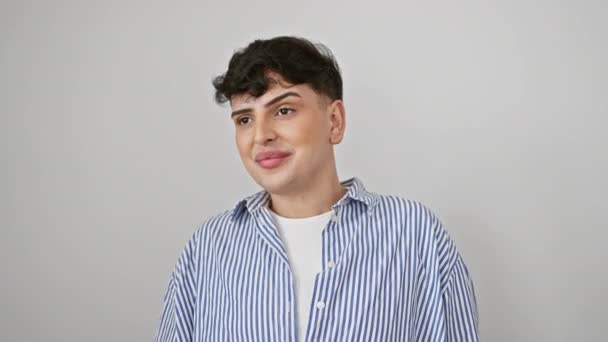 Guapo Joven Gay Modelando Una Camisa Rayas Sonriendo Con Confianza — Vídeos de Stock