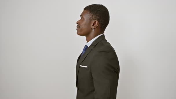 Hombre Afroamericano Confiado Traje Que Golpea Una Pose Reflexiva Perfil — Vídeos de Stock
