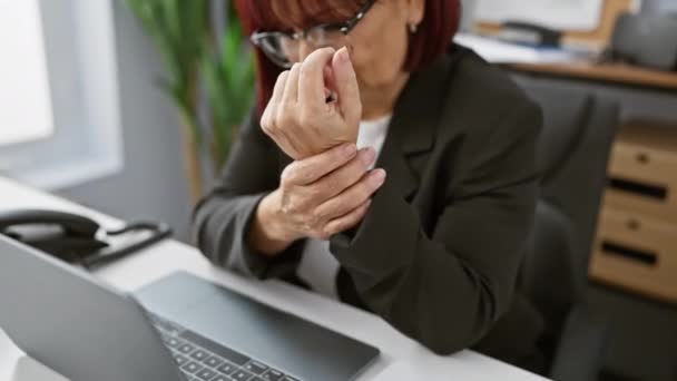 Žena Středního Věku Pociťující Bolest Zápěstí Svého Stolu Kanceláři Zobrazující — Stock video