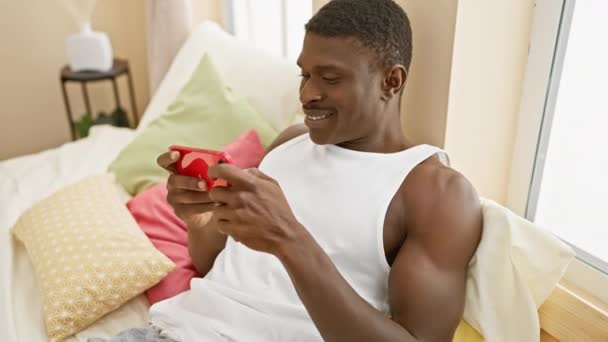 微笑的男人在卧室里玩游戏 — 图库视频影像